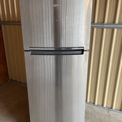 WHIRLPOOL STAINLESS STEEL REFRIGERATOR $300 OBO *** WORKS GREAT, 90 DAY WARRANTY, DELIVERY AVAILABLE 