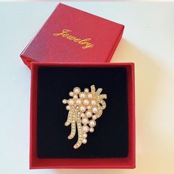 Gold-tone pearl l brooch with sparkling cubic zirconia details