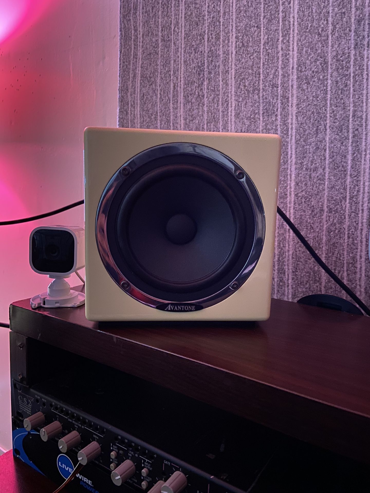 Avantone Mixcube Powered Monitor
