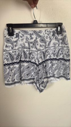 Falda pantalón (Skort) blanca con diseño paisley – Como nueva