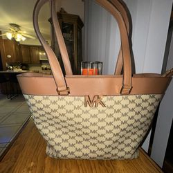  AUTHENTIC Micheal Kors Jet-set Bag-NEW without Tags 