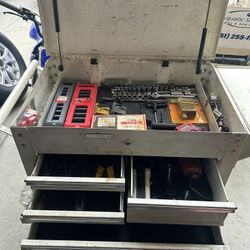US general toolbox comes with everything you see