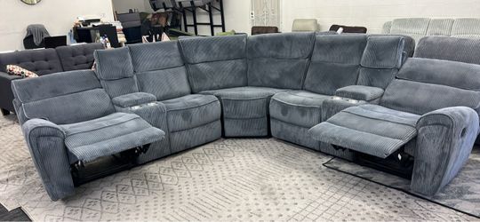 New Recliner Sectional Couch with 2 Consoles! Free Delivery 🚚!