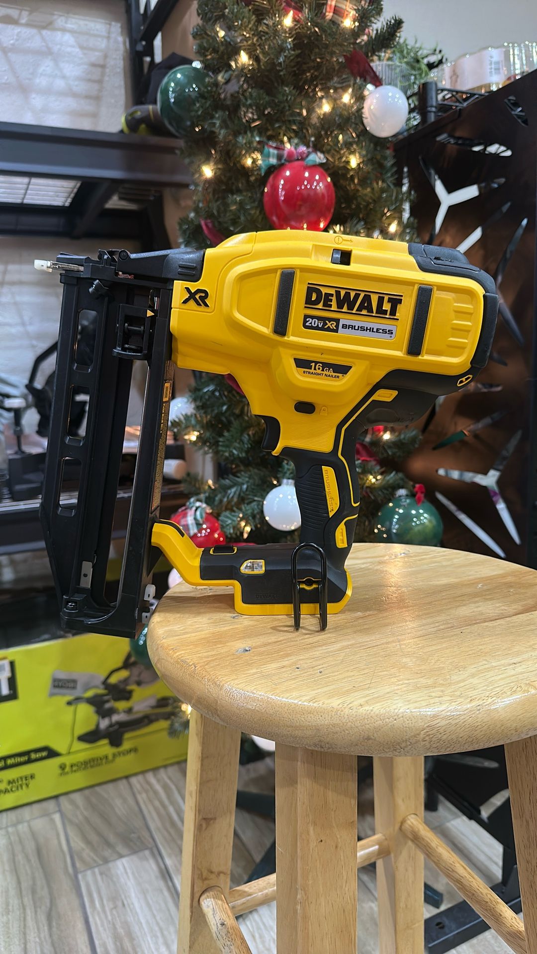 DEWALT 20V MAX XR 16-Gauge Lithium-Ion Cordless Finish Nailer (Tool Only)