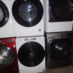 Like New Whirlpool Large Capacity 5.0cu Ft Front Load Washer And Stackable Gas Dryer Set 