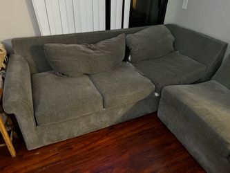 FREE: Gray Sectional Sofa w/ Pull-Out Bed (Pick-Up Only)