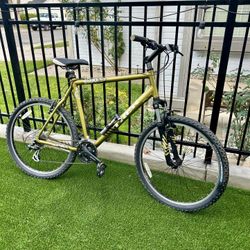 TREK 3900 MOUNTAIN BIKE 26” Wheels 