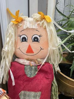 She's a tall scarecrow look at all the pictures read the description below