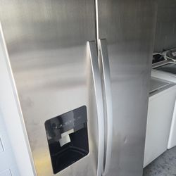 Whirlpool Stainless Stainless Refrigerator And Freezer 