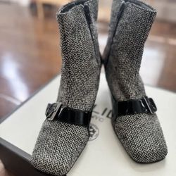 Stylish herringbone pattern boots with black patent leather accents. Size 7M. 