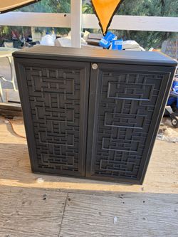 TPSOUM brand resin/plastic outdoor storage cabinet.gabinete de almacenamiento para exterior de resina/plástico de la marca TPSOUM