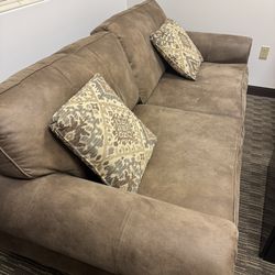 Sofa 1 Piece   Very Clean