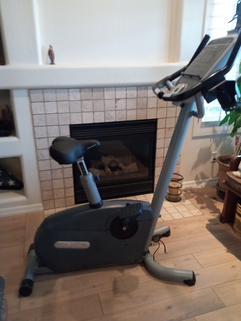 PRECOR Upright Bike C846i