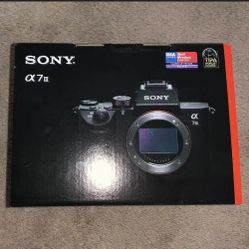 Sony Alpha A7 III Mirrorless Digital Camera - Body Only (ILCE7M3B.CEC) + EXTRAS