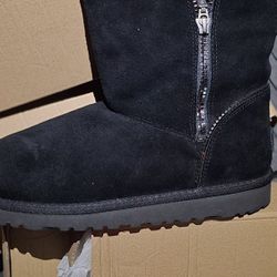 UGG Classic Short Florence Black Suede Sheepskin Winter Boots Size US 6Women
In great condition $30