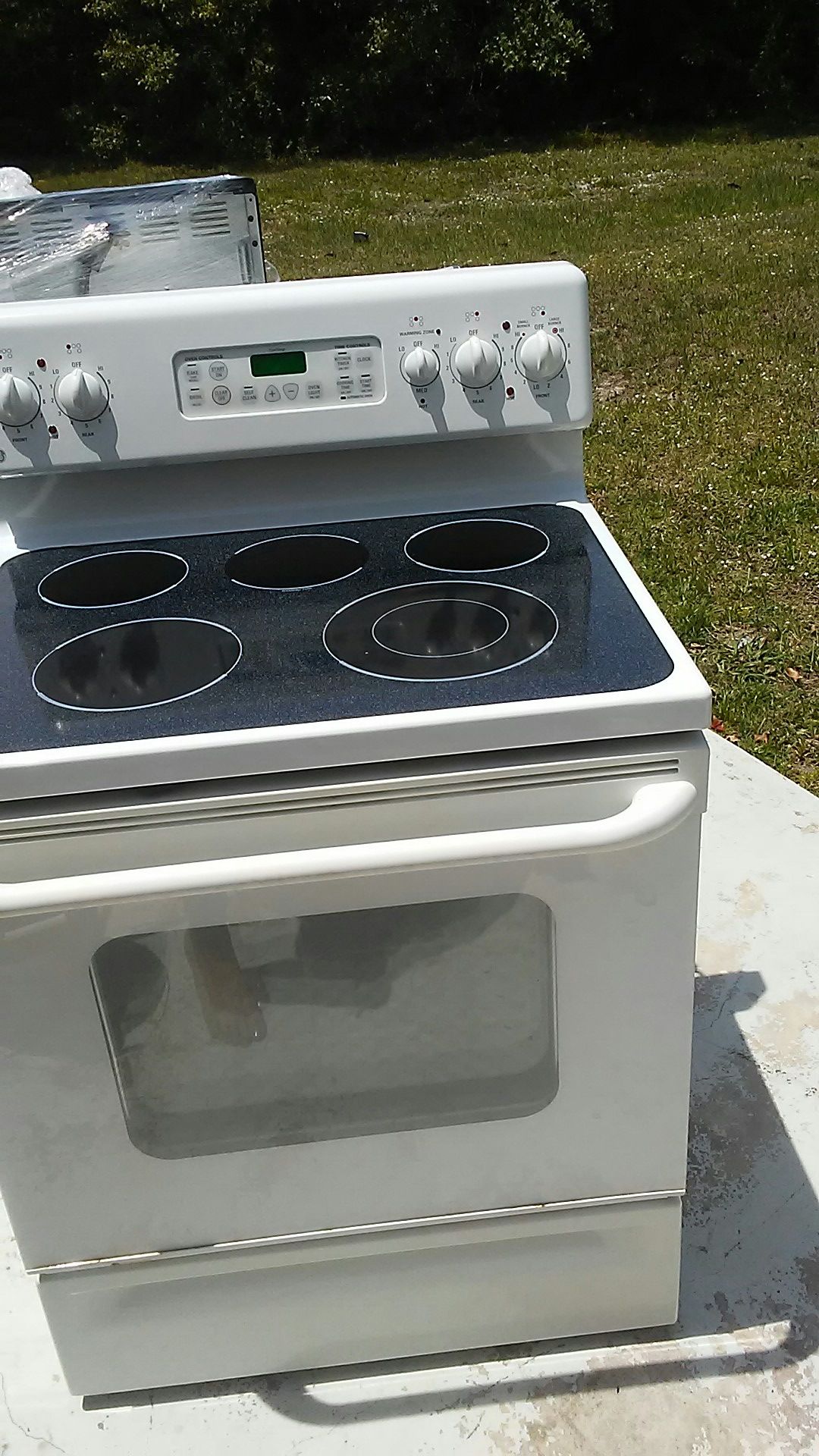 GE white electric stove, black superfisie