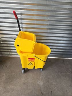 Rubbermaid bucket ,mop good condition