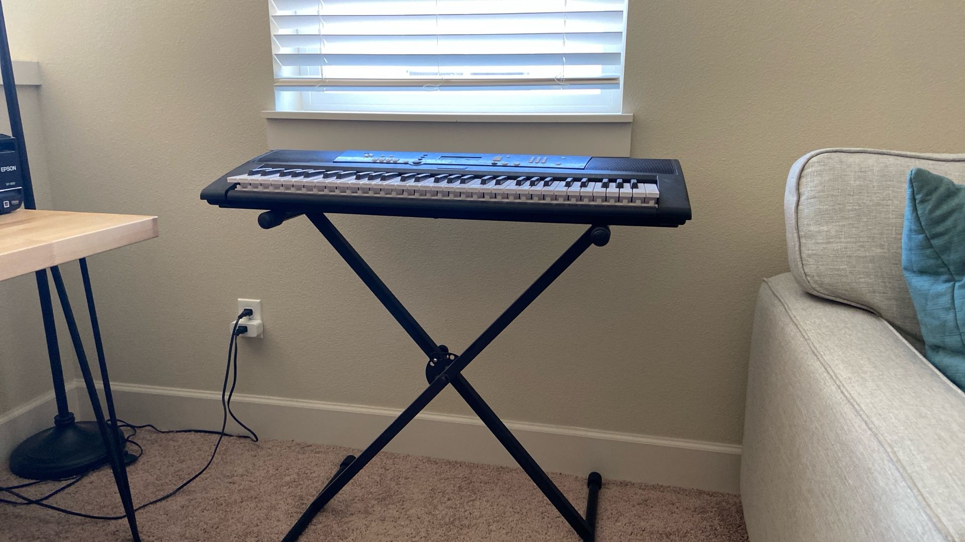 Yamaha EZ-220 Keyboard (CASH ONLY)