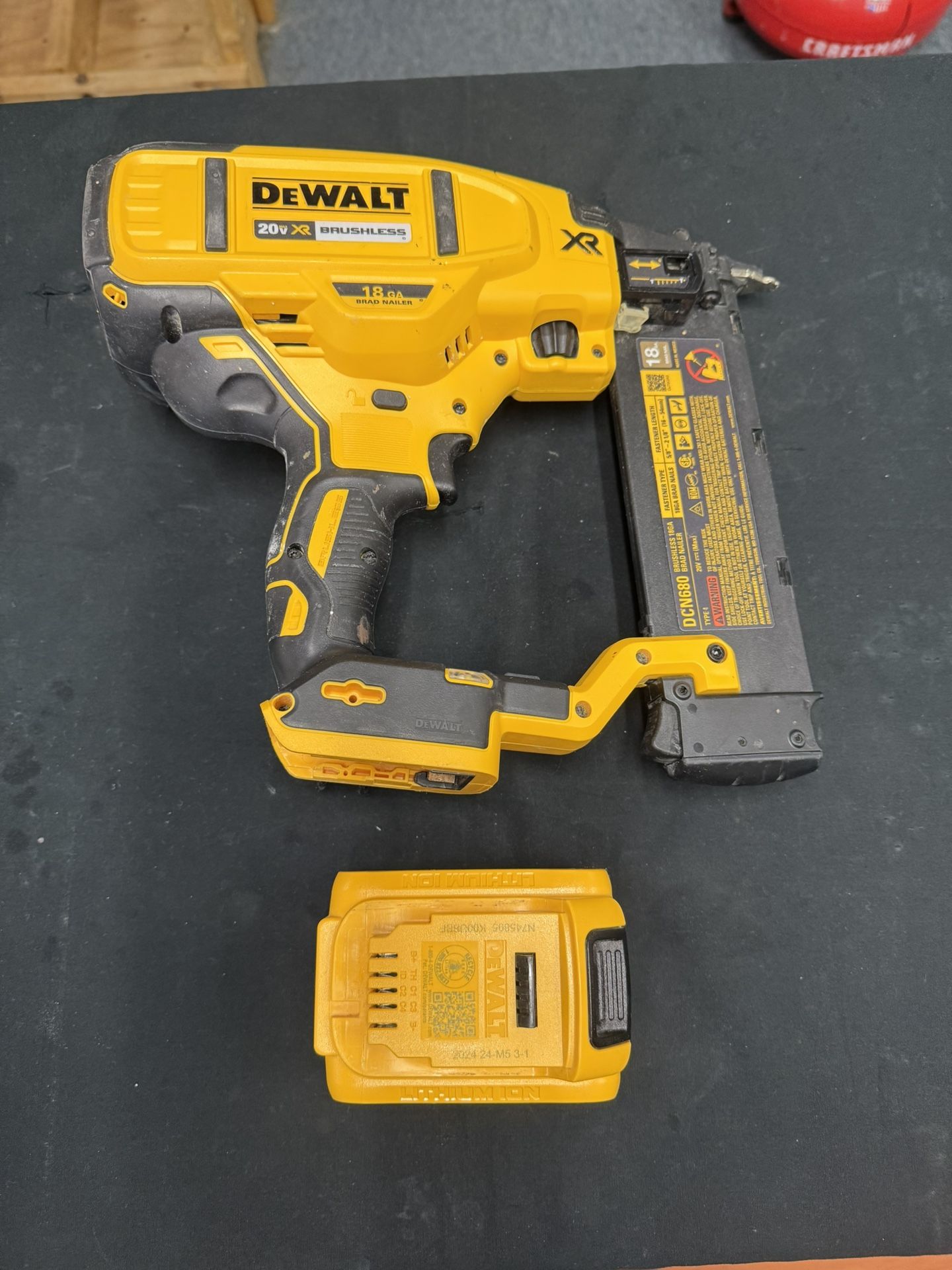 Dewalt DCN680 Brushless 18 Gauge Brad Nailer W/5AH Battery