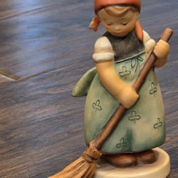 Goebel Hummel Little Sweeper girl
