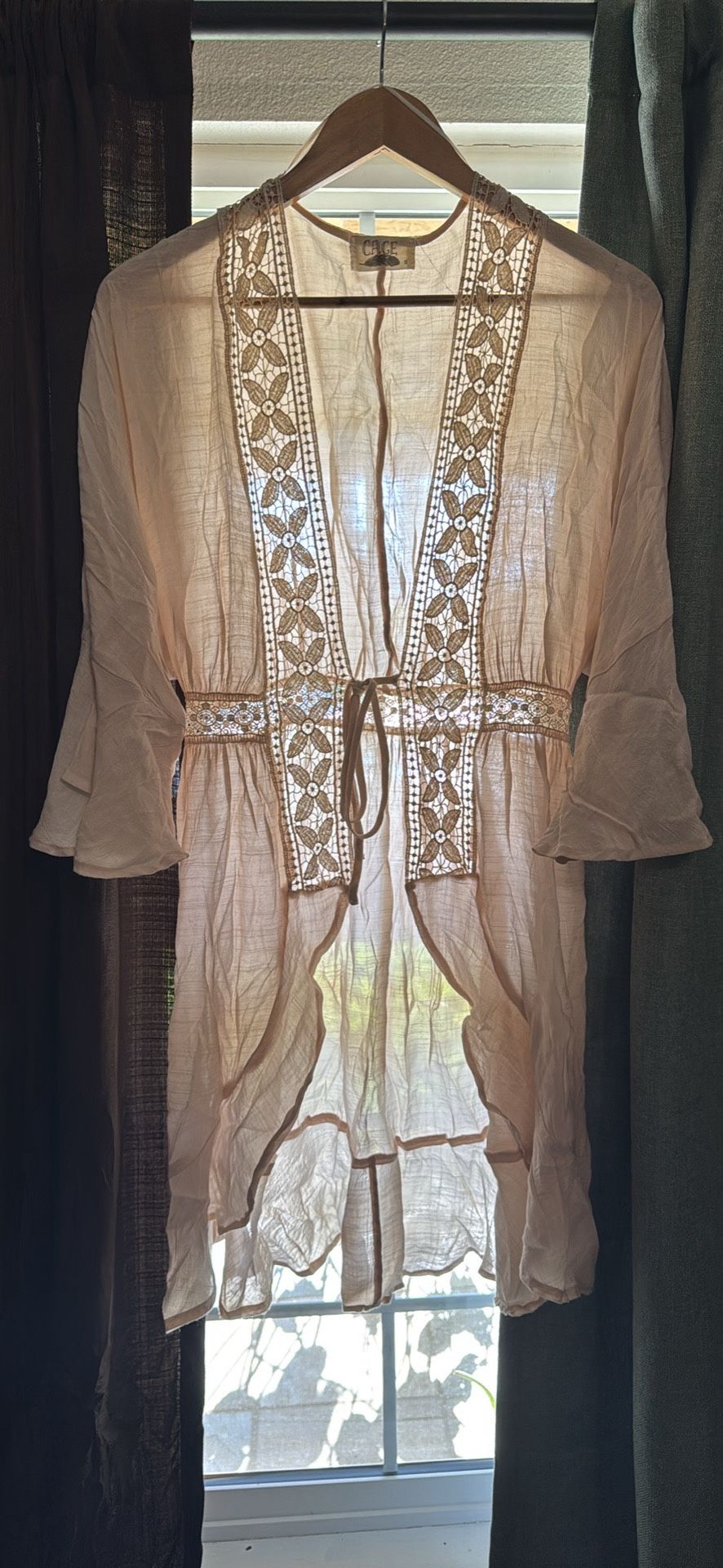 Beige laced kimono 