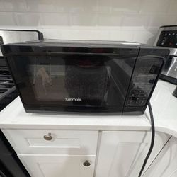 FOR SALE: Mainstays Black Countertop Microwave 