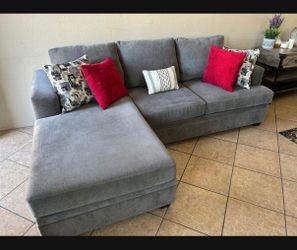 DELIVERY AVAILABLE 🚛!! Beautiful Grey sectional couch with reversible chaise from LIVING SPACES