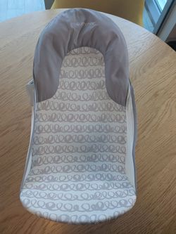 Ingenuity Foldaway 2-Position Baby Bath Seat, Adjustable Support for Sink or Bathtub, Ages 0-6 Months up to 20 Pounds, Machine-Washable Sling