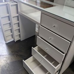 Desk to make excellent quality nails buy it on credit 