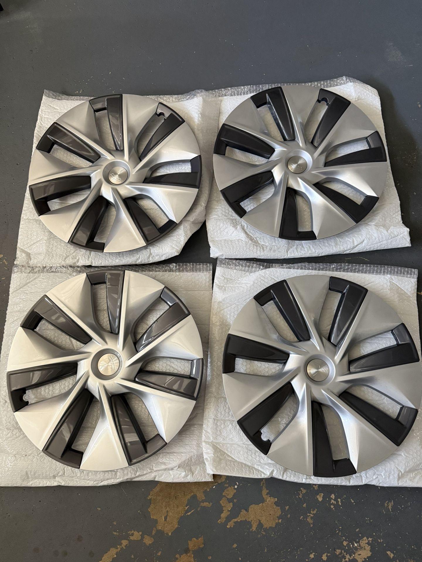 2020 - 2025 Tesla Model Y Gemini Hubcap 19" OEM