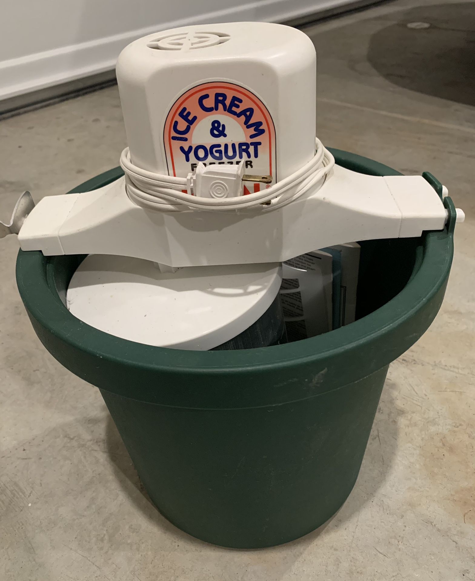 Ice Cream/ Frozen Yogurt Maker