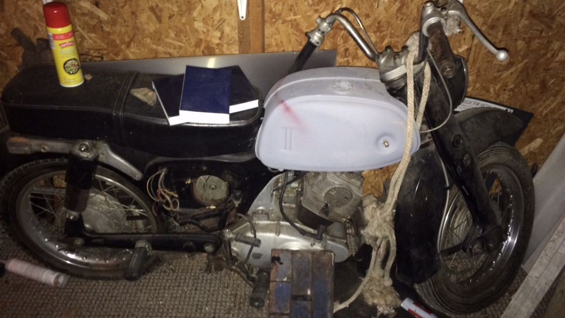 1965 HONDA DREAM MOTOR CYCLE great project needs little work all parts are there