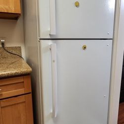 REFRIGERATOR - Move Out Sale 