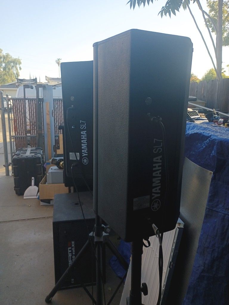 Pair Of Hi Frequency Powered Yamaha Speakers SL7 In Good Condition Plus Stands