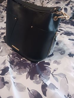 Steven maden black purse, whit a lot of packets and space