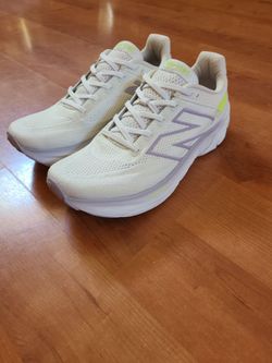 ~IN EXCELLENT CONDITION SLIGHTLY USED NEW BALANCE FRESH FOAM RUNNING SHOES~
