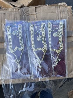 Bold Essence Mens Gold 3-Piece necklace, new