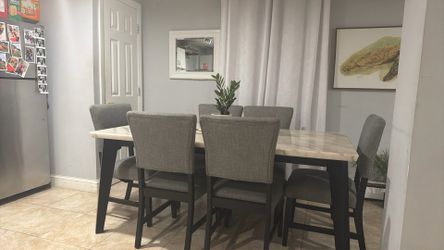 I am selling a dining set in very good condition; the regular price is $1,500, but I am selling it for $800.