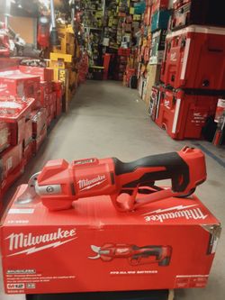 Milwaukee M12 Brushless Pruning Shears