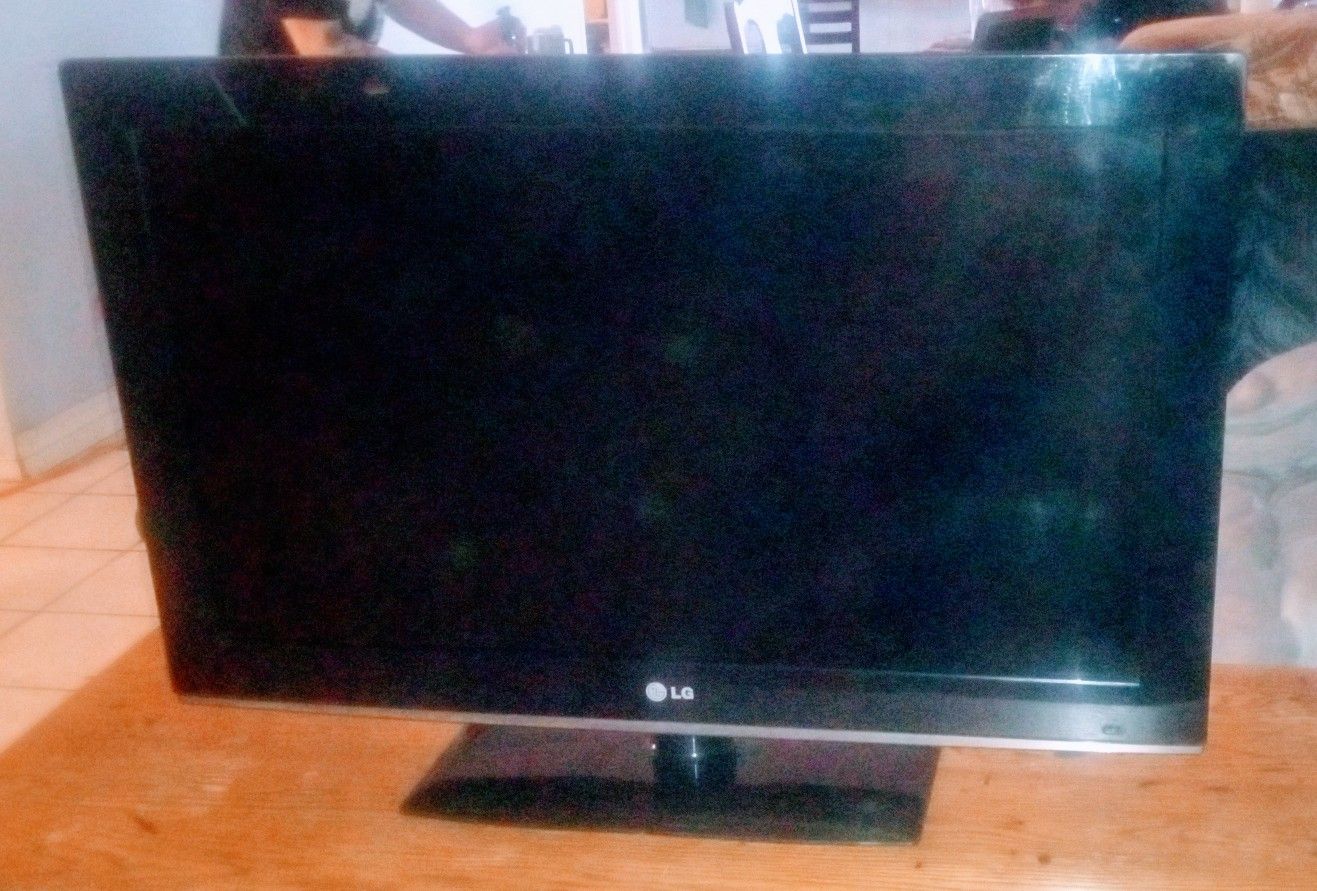 32 Inch LG Smart TV With Roku And Remote