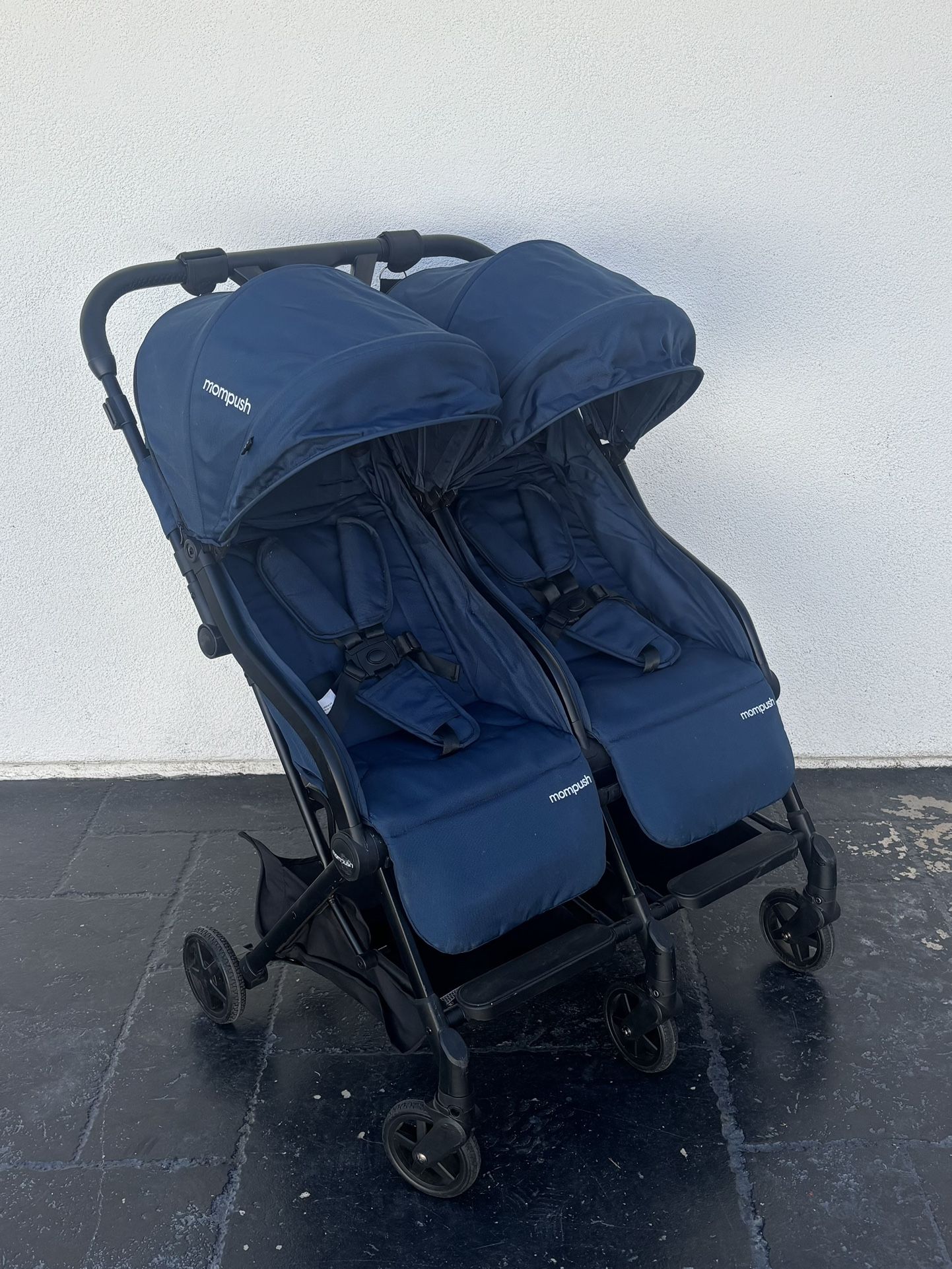 PRACTICALLY NEW MOM PUS Lithe Lightweight Double Stroller