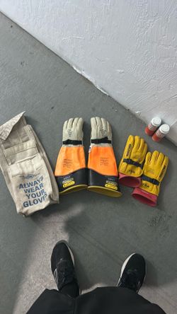 Pair of  Electrician Gloves w/bag- Size 9/2