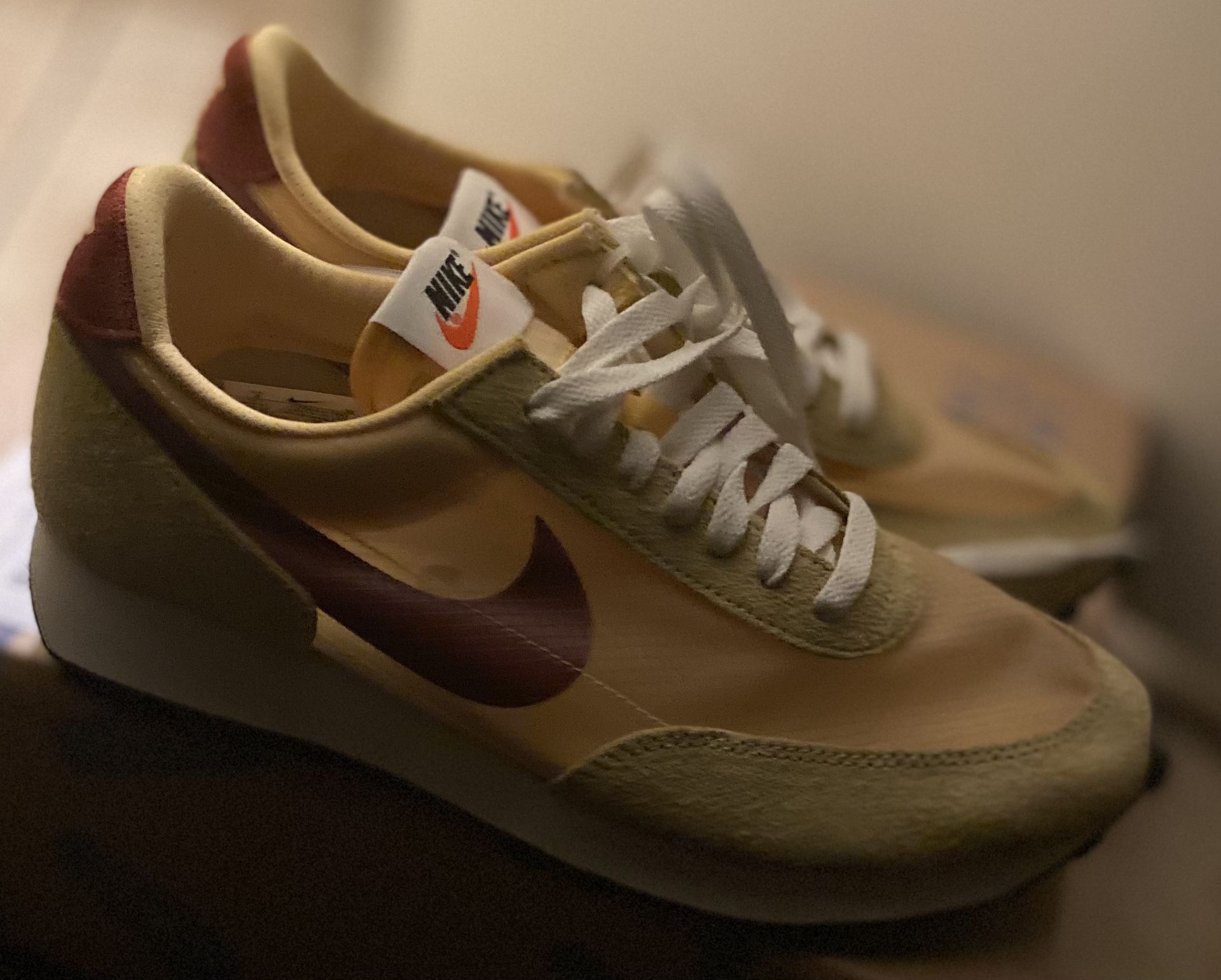 Nike Daybreak Topaz Gold Men’s Size 8 Women’s Size 10