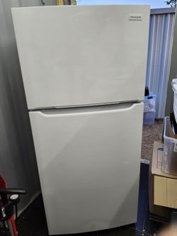 Frigidaire 18.3 cu. ft. Top Freezer Refrigerator in White