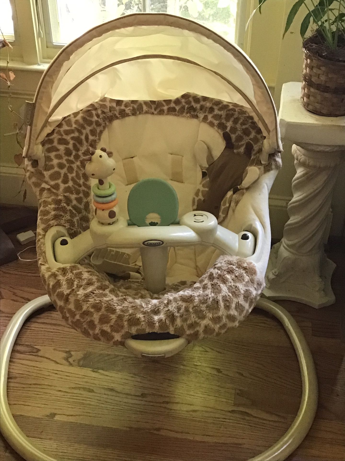 Graco Sweetpeace newborn soothing swing center snuggly safari for