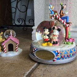 Disney Mickey And Minnie Pluto Donald Goofy Gingerbread House Christmas Music Box Snow Globe 