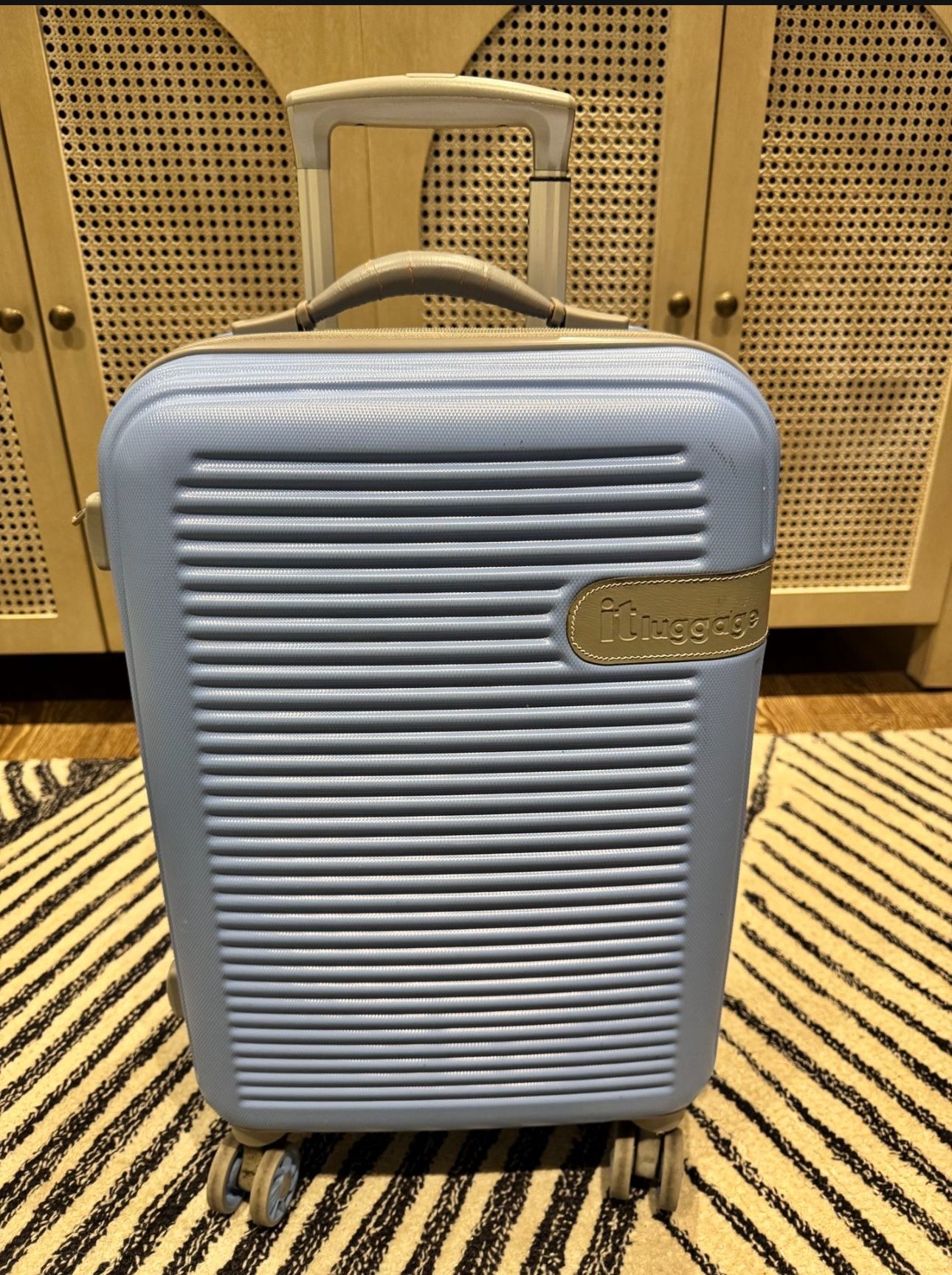 iTLuggage suitcase, carry-on size expandable, Lightweight Only 6.5lb!