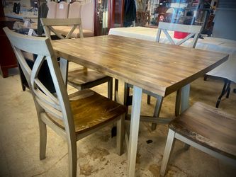 Dining room Table and 4 Chairs/ dining room set