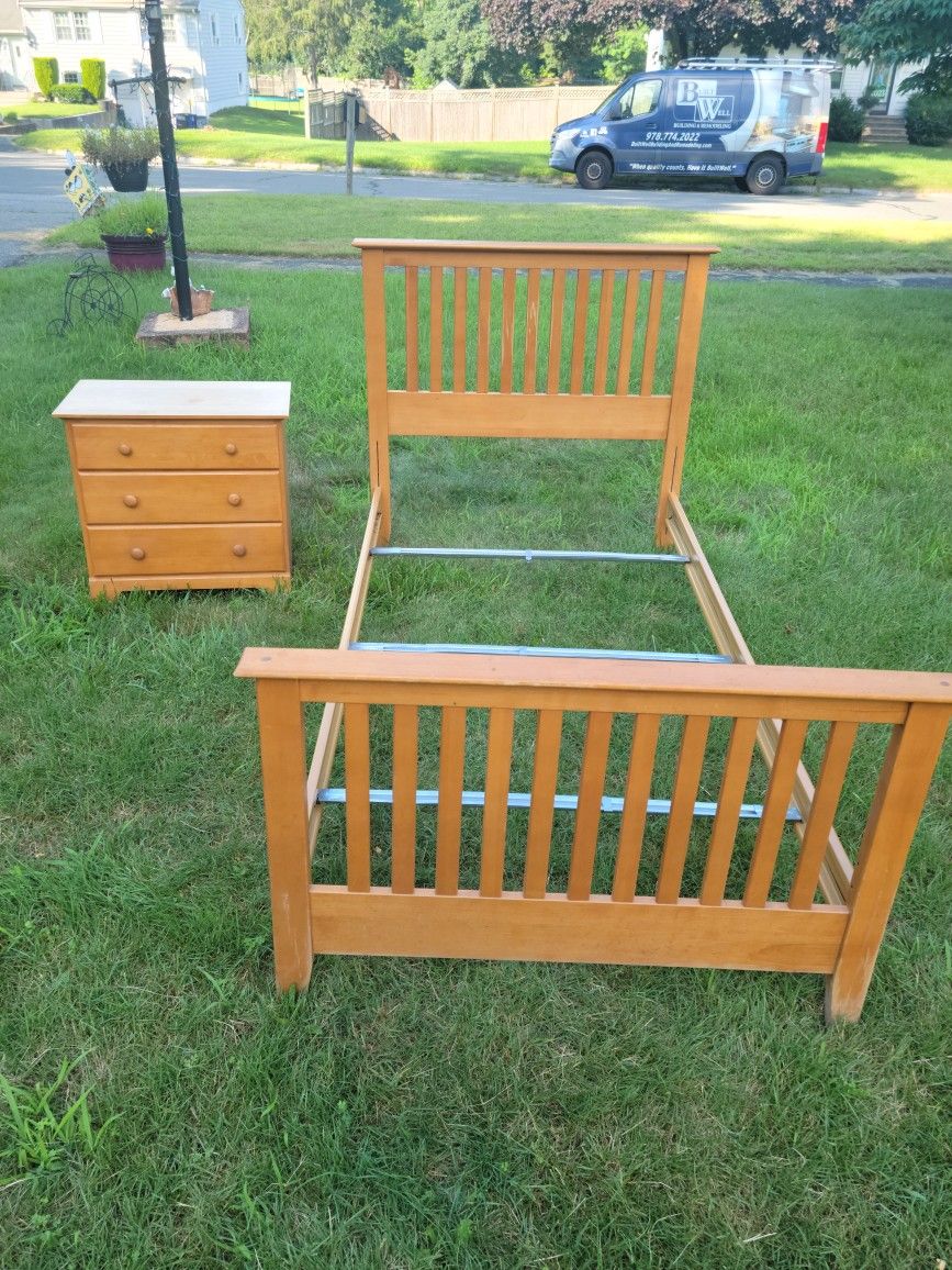 MOOSEHEAD FURNITURE CO. Bedroom Set.