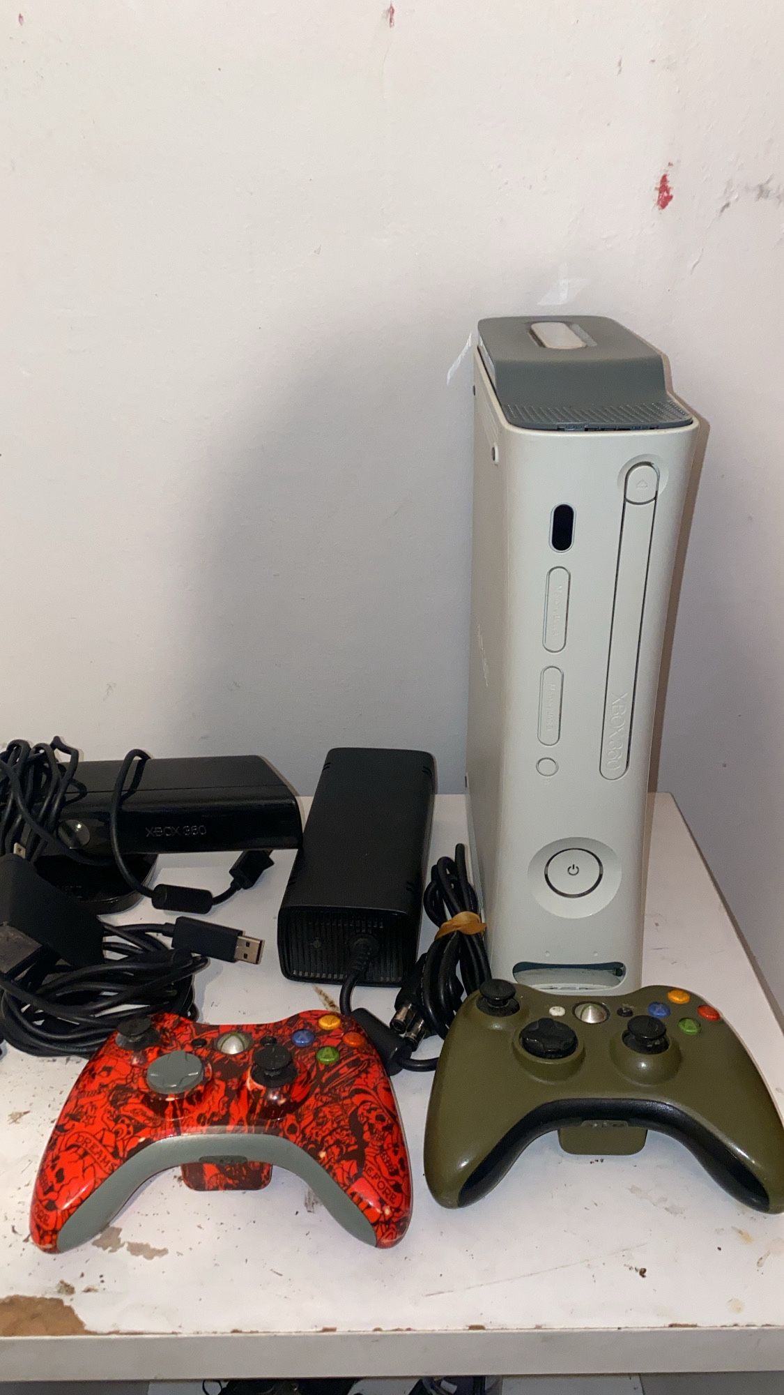 Xbox 360 comes w cords & 2 controllers